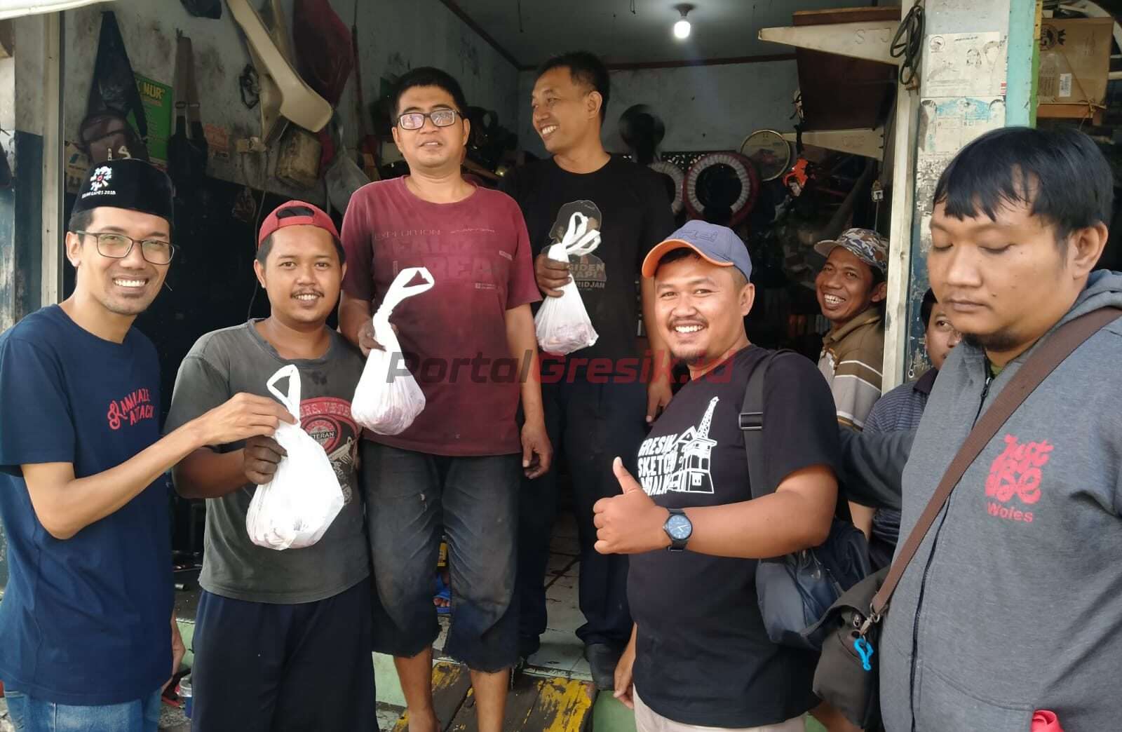 Pembagian daging kurban oleh pengurus KWG kepada warga sekitar balai wartawan di Jalan Basuki Rahmat (Bandar Grisse), Sabtu (1/7/2023).