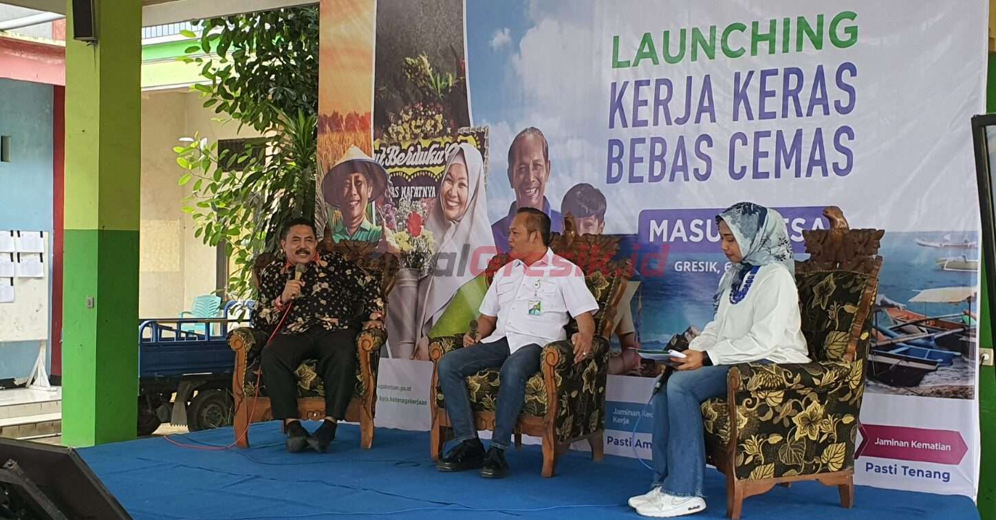 Penyerahan jaminan program manfaat BPJS Ketenagakerjaan oleh Deputi Direktur Wilayah BPJS Ketenagakerjaan Jawa Timur Hadi Purnomo pada acara launching program KKBC di Balai Desa Wedani, Kecamatan Cerme, Gresik, Kamis (6/7/2023).