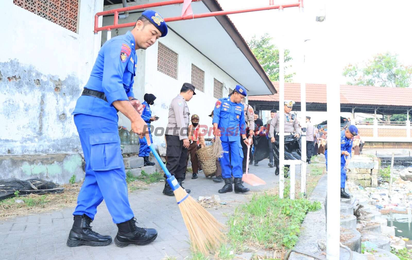 Polres Gresik melaksanakan kegiatan membersihkan sampah di pesisir pantai Kelurahan Lumpur, Kecamatan Gresik Kota Kabupaten Gresik Jawa Timur. Kamis (13/07/2023).