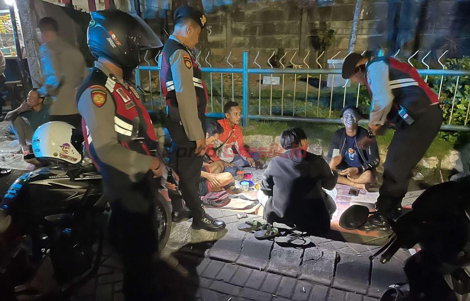 Polres Gresik saat melakukan patroli gabungan dalam pengamanan situasi kamtibmas di wilayah Kabupaten Gresik, Selasa (18/07/2023) malam.