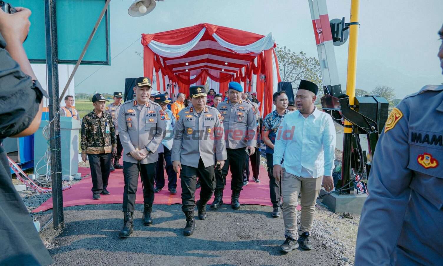 Bupati Fandi Akhmad Yani bersama Kapolda Jatim saat melakukan peresmian 7 titik palang pintu perlintasan kereta api di Dusun Jambu Kecamatan Cerme, Jum'at (11/08/2023).