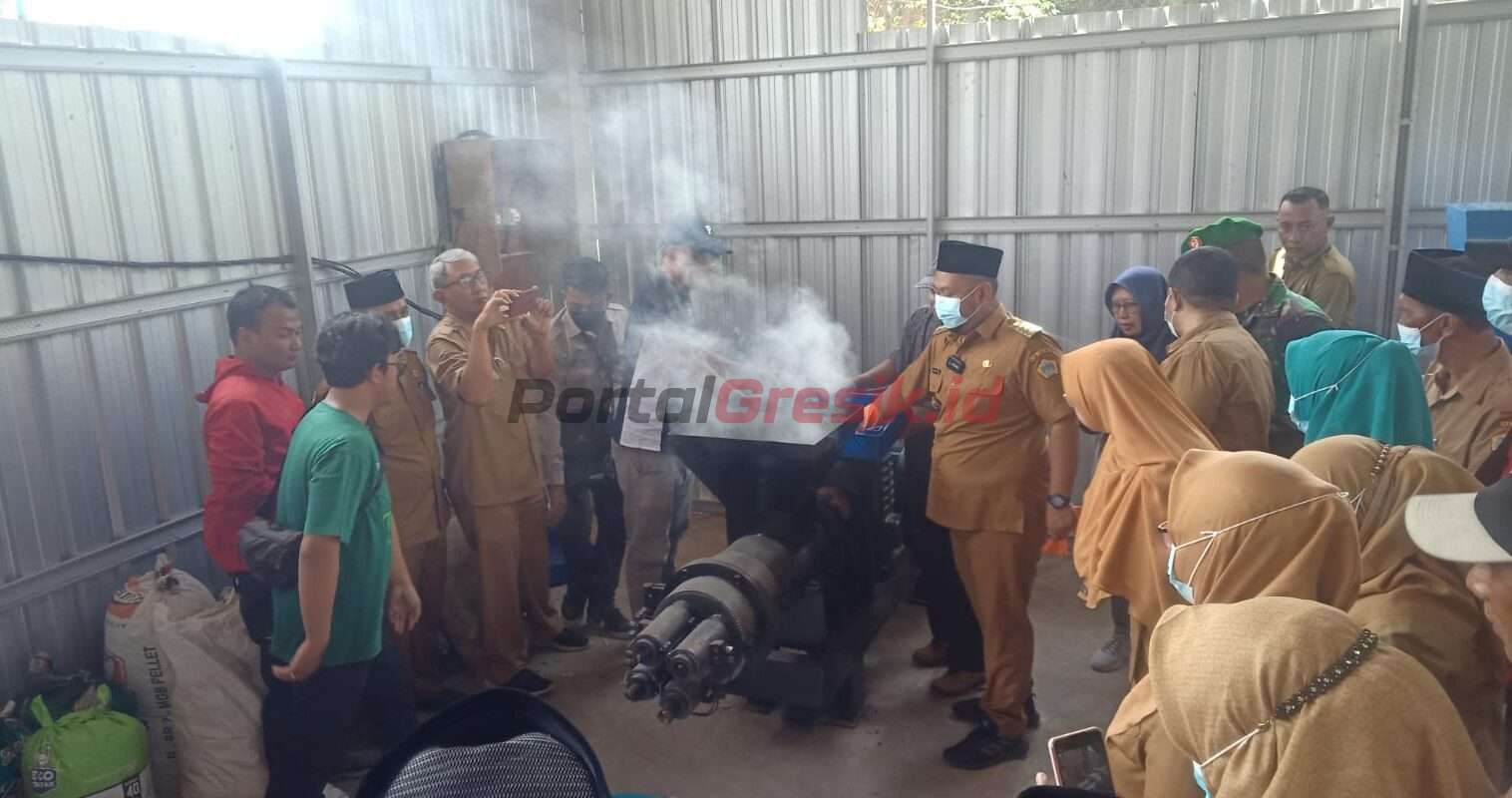 Bupati Gresik Fandi Akhmad Yani saat meninjau mesin RDF penghasilkan briket pengganti bahan bakar alternatif pengganti kayu bakar di TPS3R Desa Sungonlegowo Kecamatan Bungah Gresik, Senin (7/8/2023).