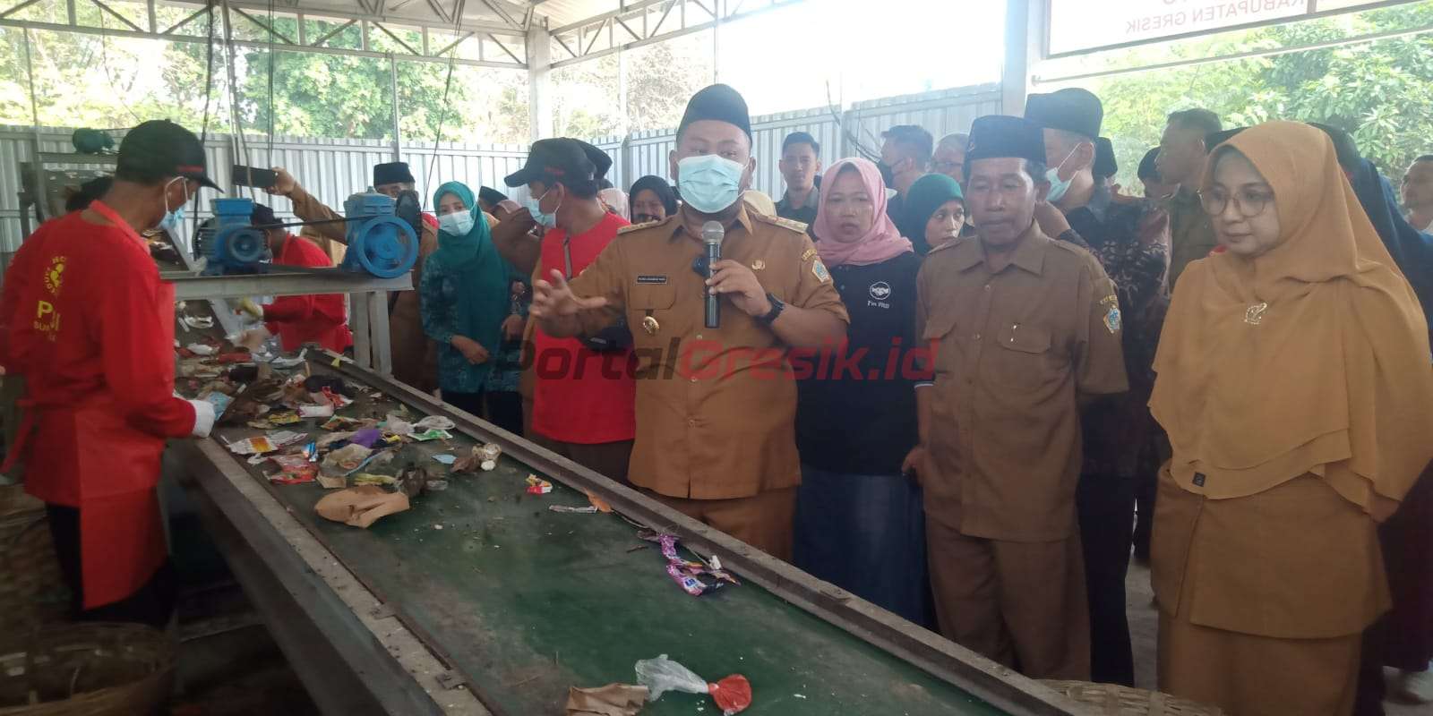 Bupati Gresik Fandi Akhmad Yani saat meresmikan Tempat Pengolahan Sampah Reduce Reuse Recycle (TPS3R) Desa Sungonlegowo Kecamatan Bungah Gresik, Senin (7/8/2023).