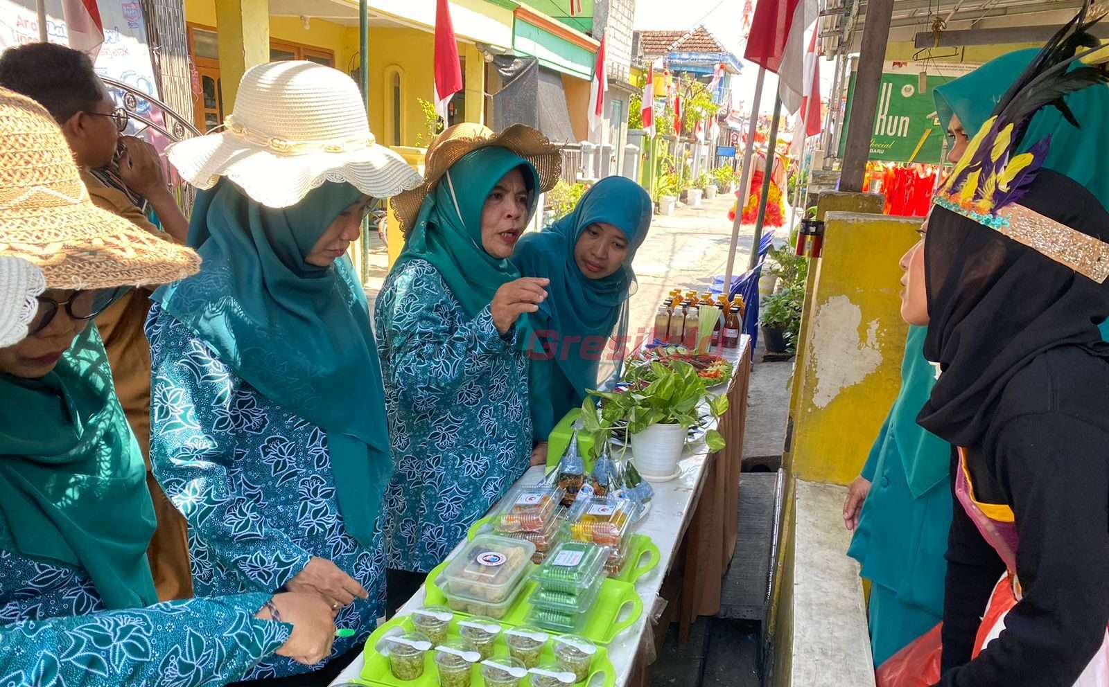 Dalam rangka memperingati HUT ke-78 Republik Indonesia (RI), Pemerintah Desa Betoyoguci Kecamatan Manyar, Gresik menggelar lomba kampung bersih