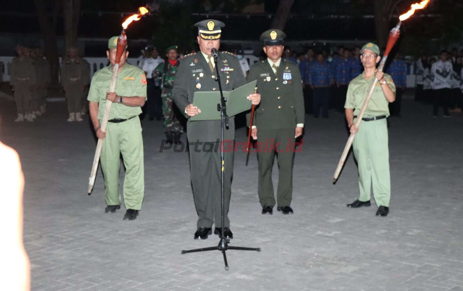 Dandim 0817/Gresik Letkol Inf Ahmad Saleh Rahanar saat memimpin Apel kehormatan dan renungan suci di Taman Makam Pahlawan di jalan pahlawan Desa Gapuro Sukolilo Kabupaten Gresik, Rabu malam (16/08/2023).