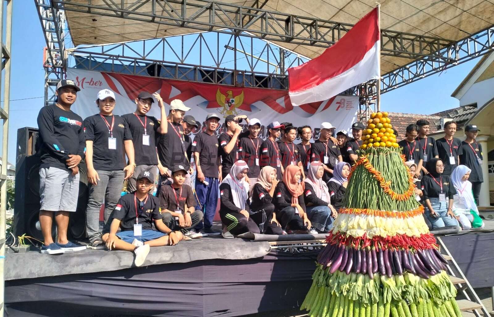Gunungan Tumpeng Hasil Bumi, Tradisi Sedekah Bumi Wujud Syukur Warga Desa Cermen Kedamean, Minggu (20/08/2023).