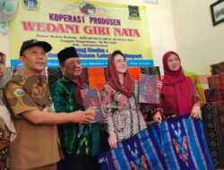 Kunjungi Sentra Perajin Kain Tenun Desa Devisa Wedani, Istri Wagub Emil Dardak Ingin Majukan Produk Tenun Melalui Festival
