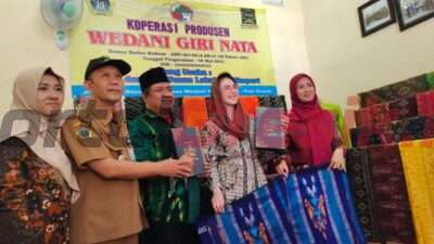 Istri Wakil Gubernur Jawa Timur Emil Elestianto Dardak, Arumi Bachsin mengunjungi sentra kerajinan kain tenun Desa Wedani, Kecamatan Cerme, Gresik, Senin (7/8/2023).