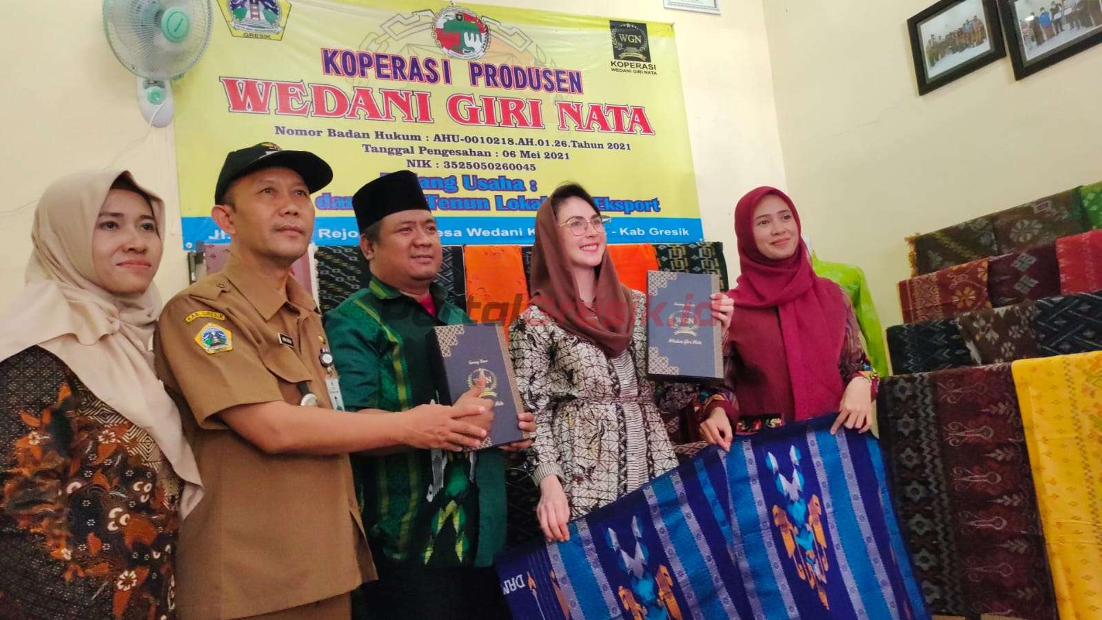 Istri Wakil Gubernur Jawa Timur Emil Elestianto Dardak, Arumi Bachsin mengunjungi sentra kerajinan kain tenun Desa Wedani, Kecamatan Cerme, Gresik, Senin (7/8/2023).