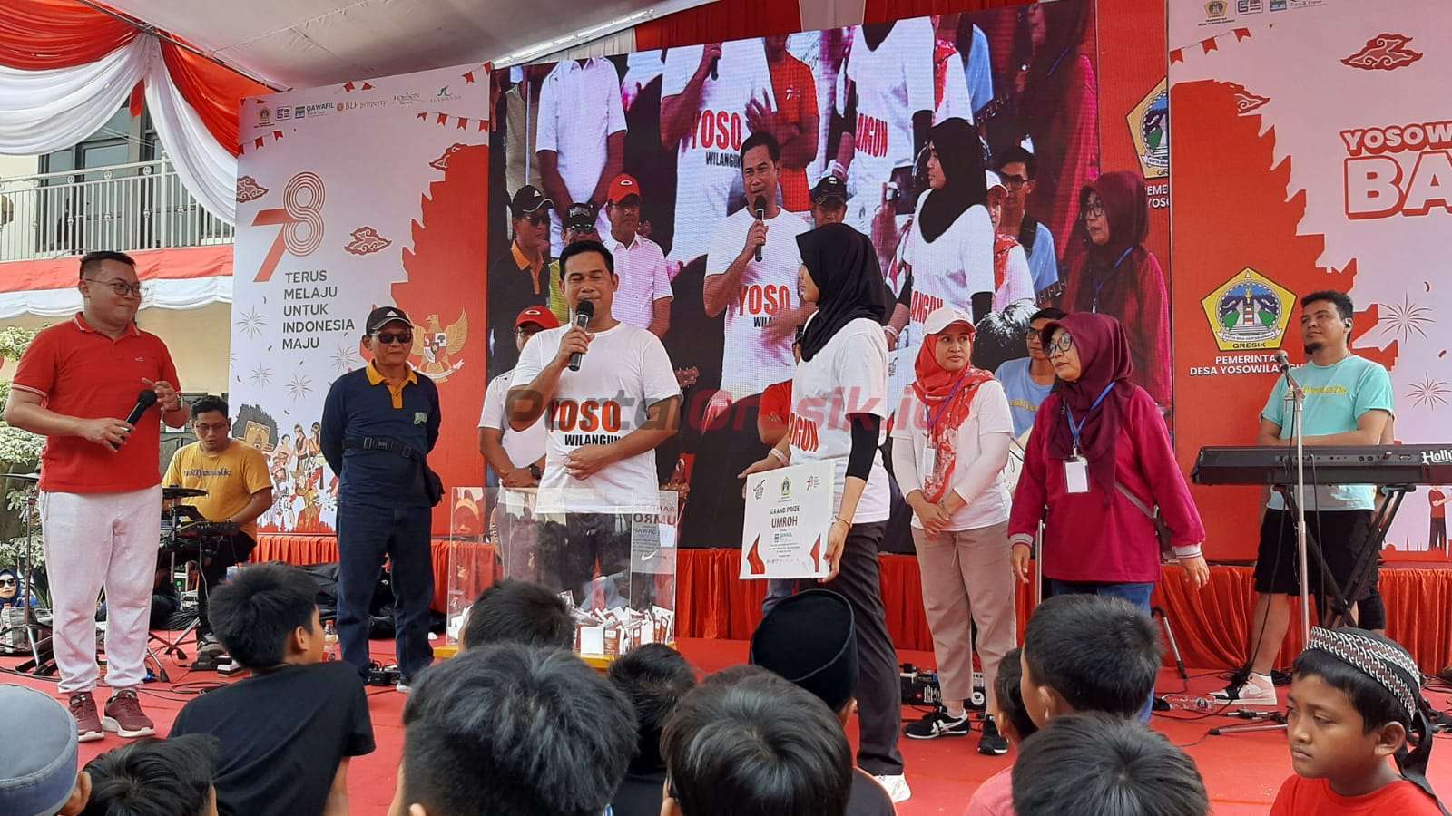 Kades Yosowilangun Abdur Rosyid saat memberikan hadiah kepada warganya diacara Jalan Sehat yang diadakan Pemdes setempat pada Sabtu pagi (26082023)