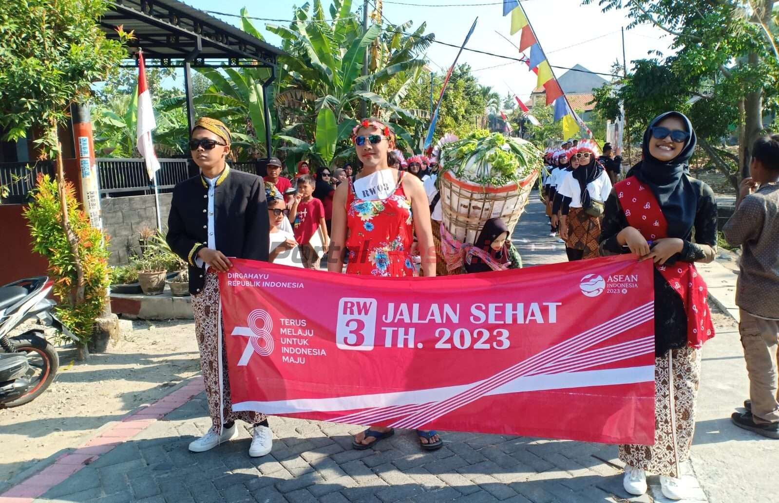 Karnaval Desa Petiken Driyorejo Gresik dalam rangka memperingati HUT ke 78 RI, Minggu (20/08/2023).