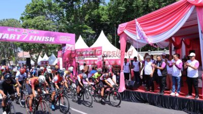 Kejuaraan Balap Sepeda to Tour of Kemala Seri 3 Criterium Gresik yang digelar di jalan Kartini Kebomas kabupaten Gresik, Minggu (6/8/2023).