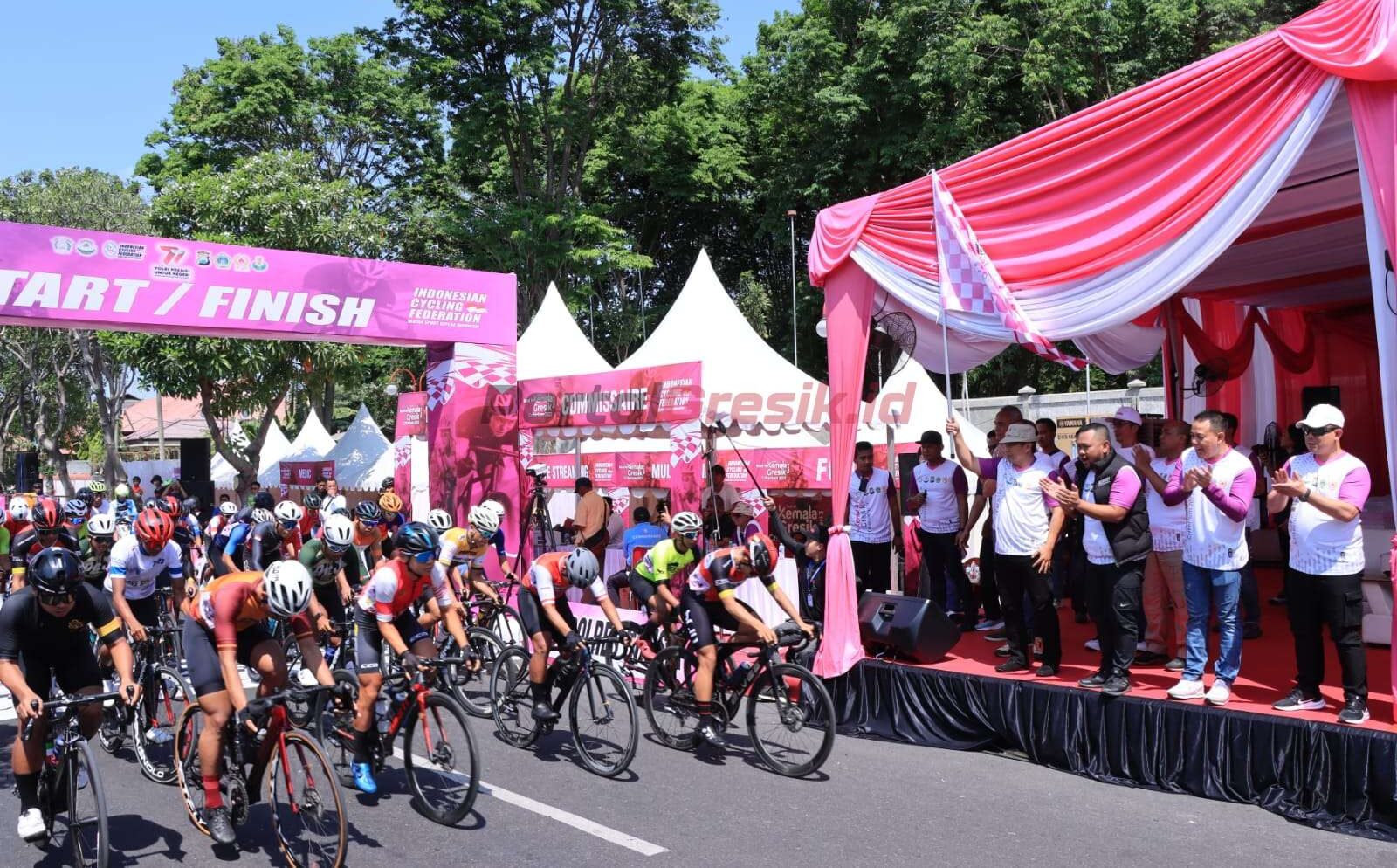 Kejuaraan Balap Sepeda to Tour of Kemala Seri 3 Criterium Gresik yang digelar di jalan Kartini Kebomas kabupaten Gresik, Minggu (6/8/2023).