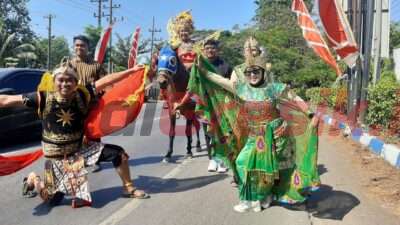 Kirab karnaval yang digelar Pemerintah Desa (Pemdes) Bolo, Kecamatan Ujungpangkah, Kabupaten Gresik dalam rangka memperingati HUT ke-78 RI