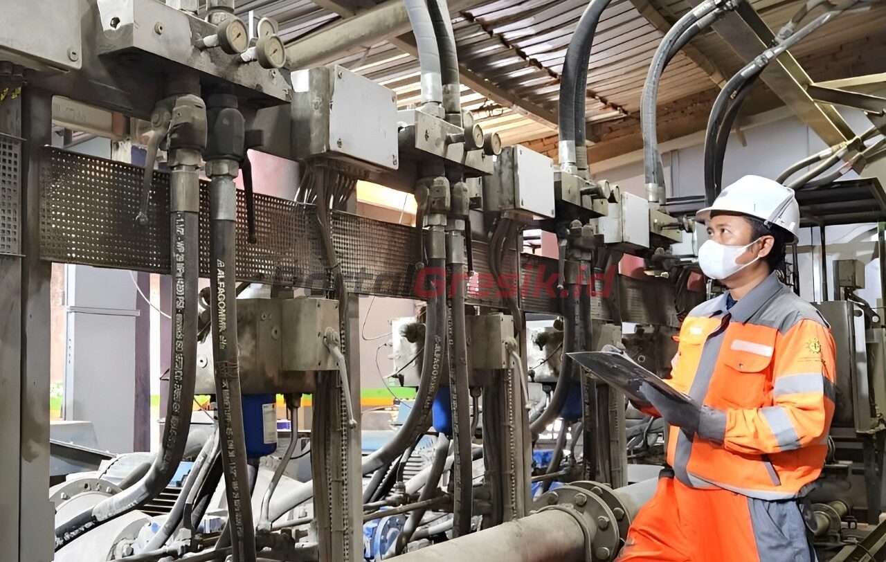Petugas memantau pressure gauge produk PT 3S International yang dipasang di pompa drive area hydrolik power unit Cooler Pabrik Tuban, Jawa Timur.