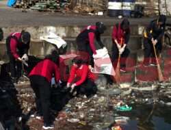 Sambut HUT ke-78 Republik Indonesia, Polwan Polres Gresik Gelar Bersih Bersih Pantai