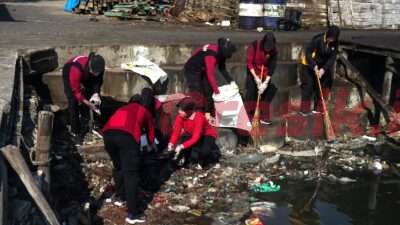 Sambut HUT ke-78 Republik Indonesia, Polwan Polres Gresik Gelar Bersih Bersih Pantai