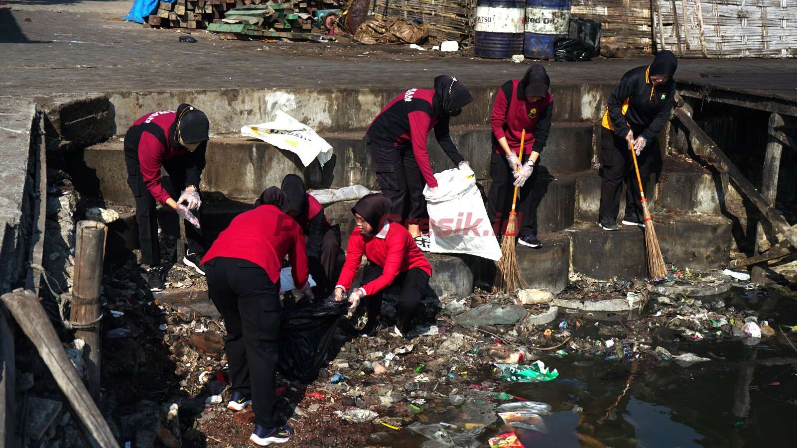 Polwan Polres Gresik saat bersih Pantai di Desa Pekelingan Gresik Kota Kabupaten Gresik, Rabu (16/08/2023).