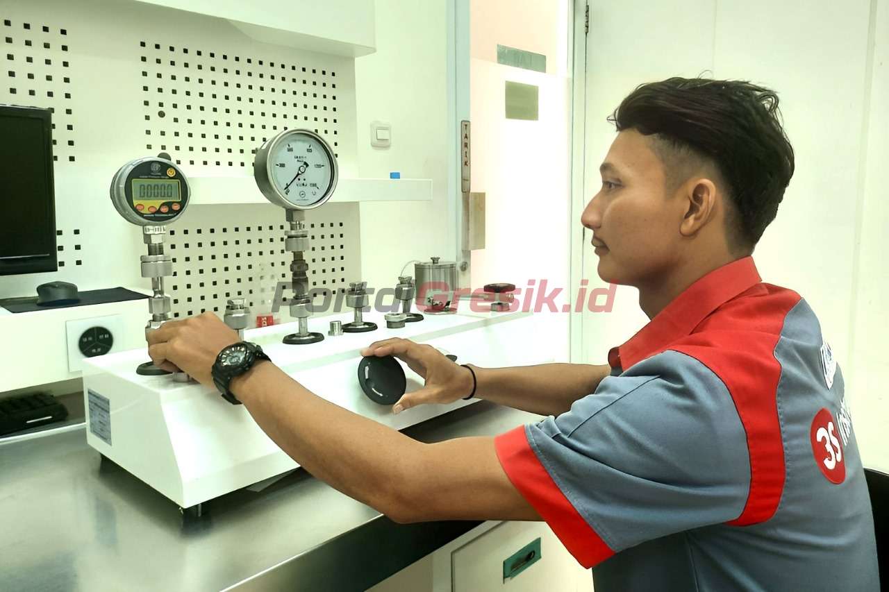 Pressure Gauge produksi PT 3S International, dilakukan kalibrasi, sebelum di jual ke pasar.