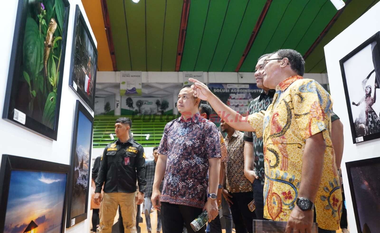 SEVP Operasi PG, I Ketut Rusnaya (paling kanan), Dandim 0817 Gresik, Letkol Inf Ahmad Saleh Rahanar, dan Kapolres Gresik, AKBP Adhitya Panji Anom (dua kiri) saat mengunjungi pameran foto