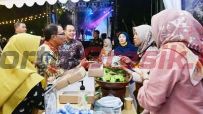 SEVP Operasi PG, I Ketut Rusnaya saat mengunjungi stand warga binaan Petrokimia Gresik pada acara PetroNite Fest 2023.