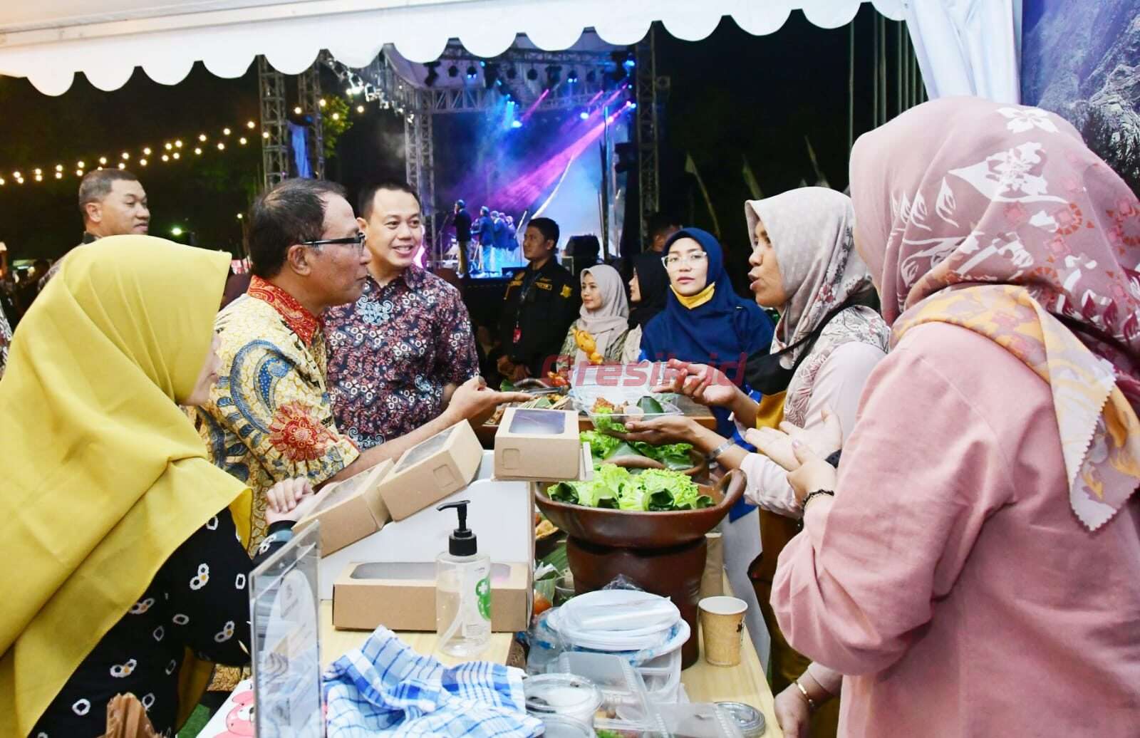 SEVP Operasi PG, I Ketut Rusnaya saat mengunjungi stand warga binaan Petrokimia Gresik pada acara PetroNite Fest 2023.