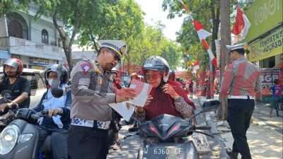 Sosialisasikan Wawasan Berlalulintas, Satlantas Polres Gresik Bagikan Kumpulan Soal Ujian Teori SIM Dalam Bentuk Barcode