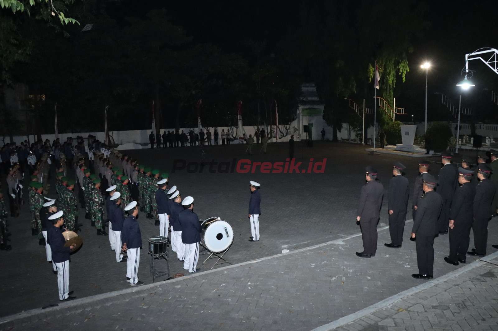 Apel kehormatan dan renungan suci di Taman Makam Pahlawan di jalan pahlawan Desa Gapuro Sukolilo Kabupaten Gresik, Rabu malam (16/08/2023).