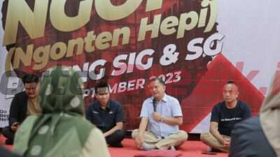 Direktur Keuangan & SDM PT Semen Gresik, Fardhi Sjahrul Ade (kedua kanan) didampingi GM of Corporate Communication SIG, Arif Gunawan Sulistiyono (ketiga kiri) saat acara Ngopi (Ngonten Hepi) Bareng SIG di gedung CCR Pabrik Rembang, Jawa Tengah, pada Kamis (7/9/2023).