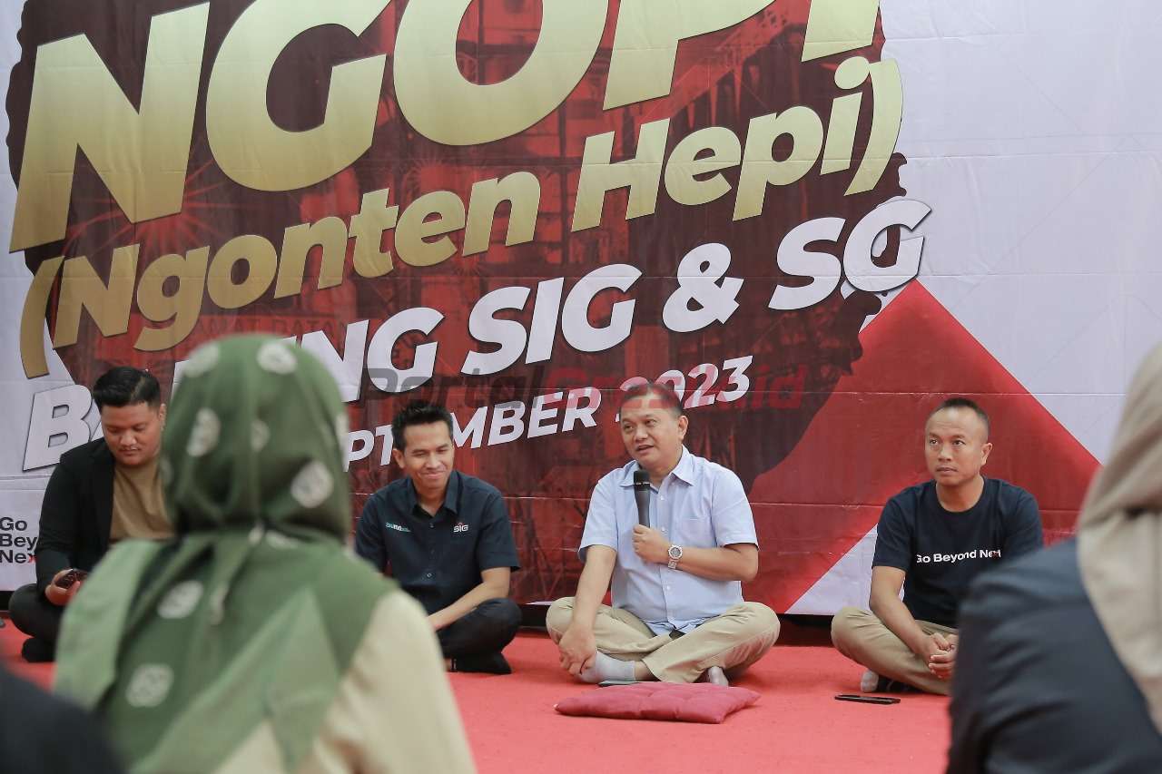 Direktur Keuangan & SDM PT Semen Gresik, Fardhi Sjahrul Ade (kedua kanan) didampingi GM of Corporate Communication SIG, Arif Gunawan Sulistiyono (ketiga kiri) saat acara Ngopi (Ngonten Hepi) Bareng SIG di gedung CCR Pabrik Rembang, Jawa Tengah, pada Kamis (7/9/2023).