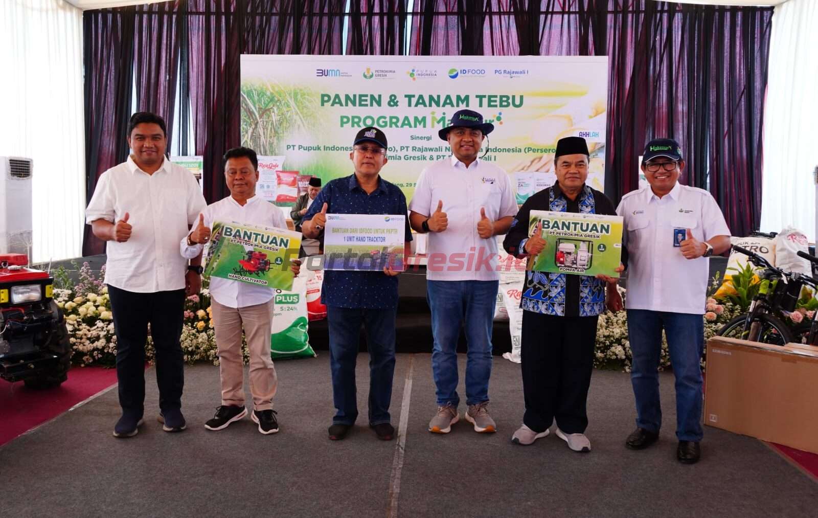 Direktur Transformasi Bisnis PI, Panji Winanteya Ruky (tiga dari kanan), Dirut PG, Dwi Satriyo Annurogo (kanan) dan pejabat lainnya usai memberkan bantuan kepada KUD