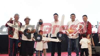 Direktur Utama PT Semen Gresik, Muchamad Supriyadi (paling kiri) saat memberikan hadiah doorprize berupa sepeda motor sebagai apresiasi bagi para pemenang program spot selling atas pembelian semen kantong terbanyak di The Sunan Hotel Solo, Jawa Tengah, pada Selasa (26/9/2023).