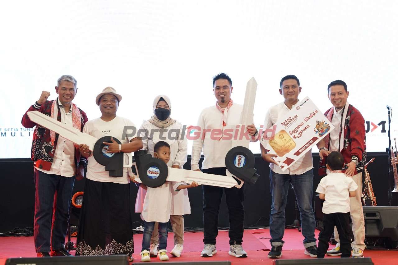 Direktur Utama PT Semen Gresik, Muchamad Supriyadi (paling kiri) saat memberikan hadiah doorprize berupa sepeda motor sebagai apresiasi bagi para pemenang program spot selling atas pembelian semen kantong terbanyak di The Sunan Hotel Solo, Jawa Tengah, pada Selasa (26/9/2023).