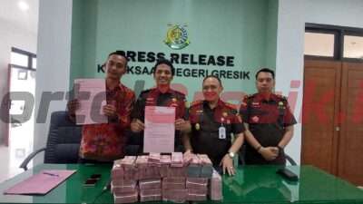 Kajari Gresik Nana Riana beserta jajaran saat lakukan pers release perkara dugaan penyalahgunaan anggaran Pokmas Pemerintah Provinsi (Pemprov) Jatim tahun 2013 melalui Kelompok Masyarakat (Pokmas) Trisakti Desa Kambingan Kecamatan Cerme, Gresik. pada Kamis (07/09/2023).