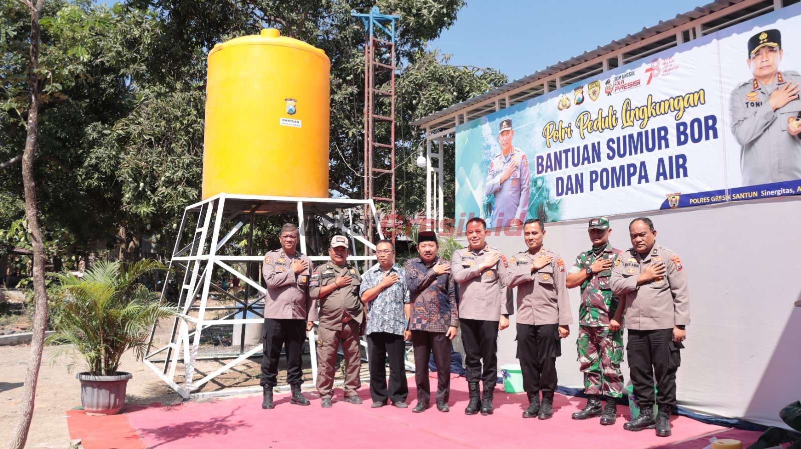 Kapolres Gresik bersama jajaran saat meresmikan sumur bor di Desa Randupadangan, Kecamatan Menganti, Kabupaten Gresik, Jumat (01/09/2023).