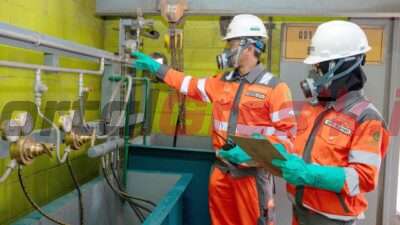 Karyawan melakukan pengecekan flow meter sebelum dilakukan pemusnahan Bahan Perusak Ozon (BPO) di Pabrik Narogong, Jawa Barat.