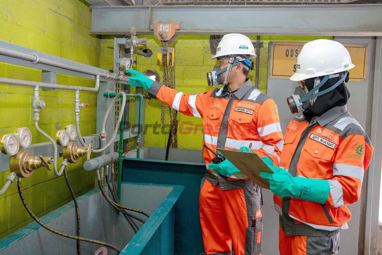 Karyawan melakukan pengecekan flow meter sebelum dilakukan pemusnahan Bahan Perusak Ozon (BPO) di Pabrik Narogong, Jawa Barat.