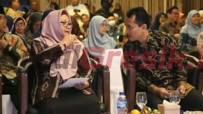 Kepala Dinas Pendidikan S Hariyanto saat (Kanan) saat bersama Wakil Bupati Gresik, Aminatun Habibah (Kiri)