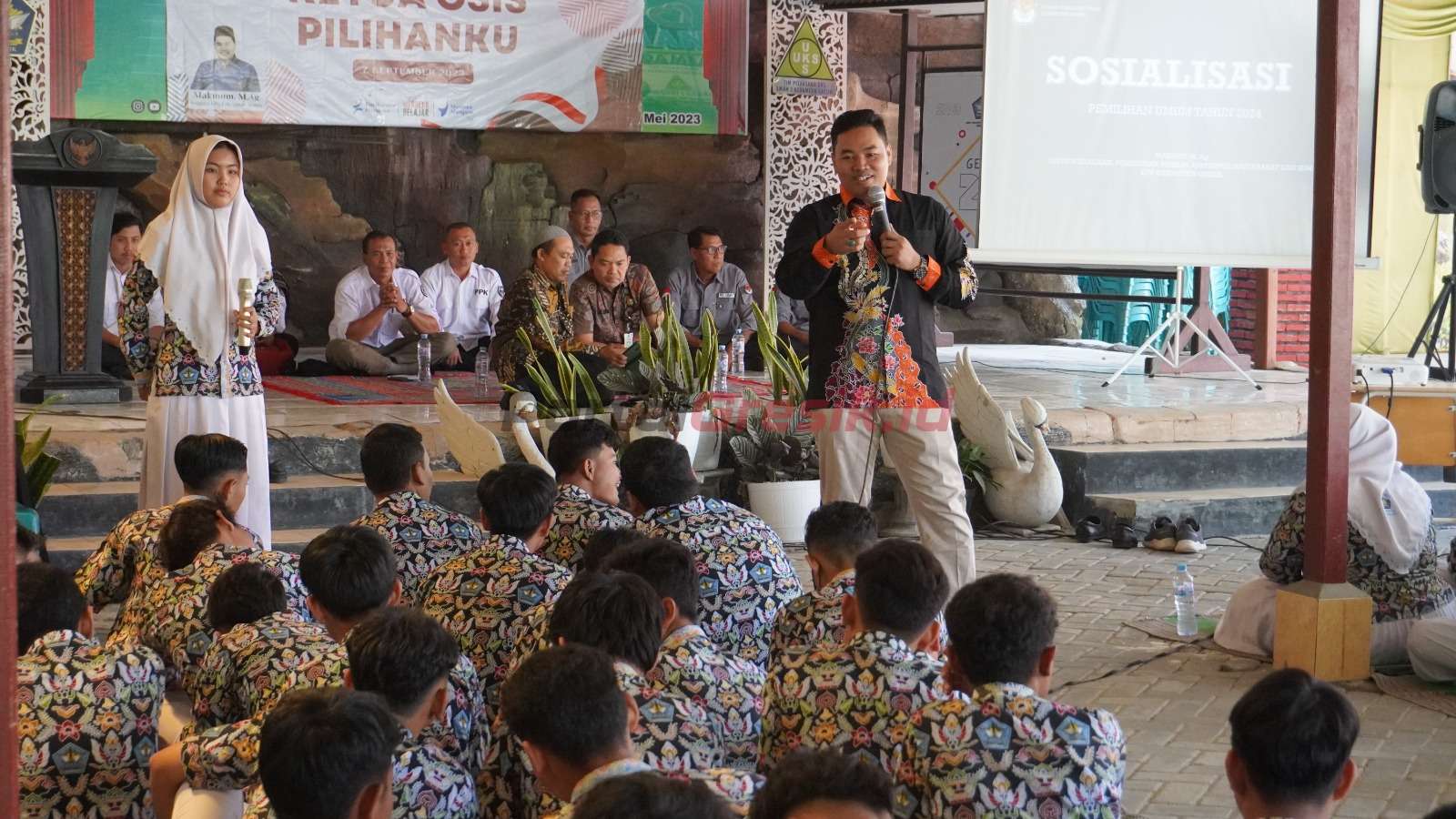 Komisioner KPU Gresik Divisi Sosialisasi dan SDM Makmun, saat melakukan sosialisasi kepada Sekolah Menengah Atas Negeri (SMAN) 1 Kedamean, di Jl. Raya Slempit Kedamean Gresik pada kamis, (7/9/2023).