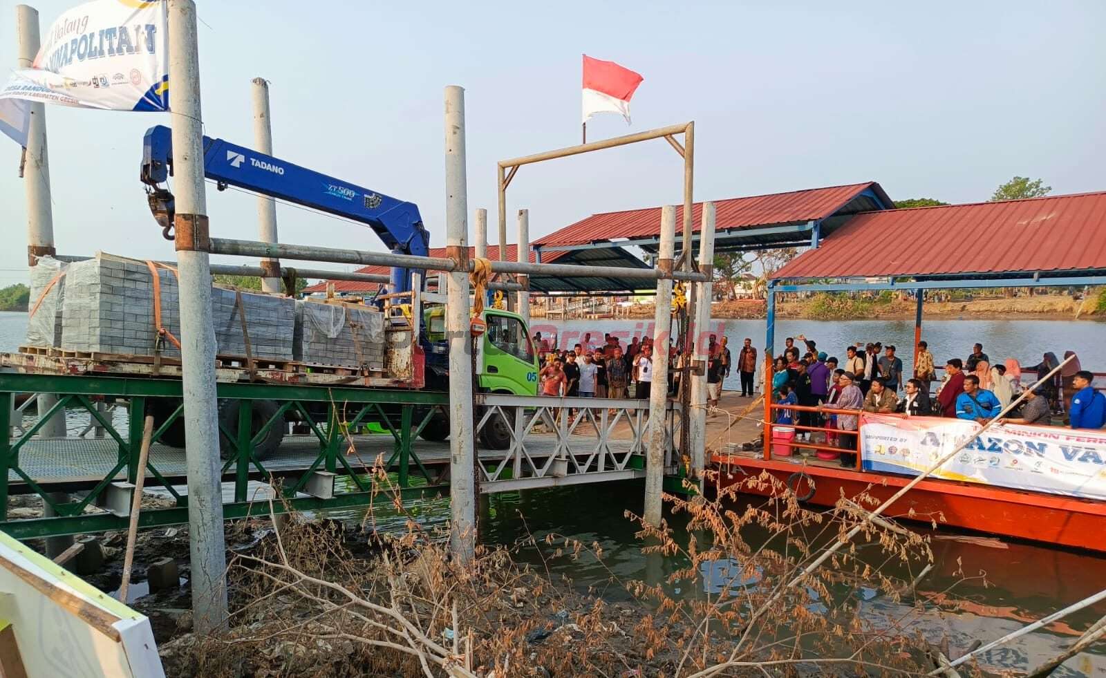 Muatan perdana kapal barang The Minion Ferry Boat Amazon Van Java, Rabu (20/9/2023).