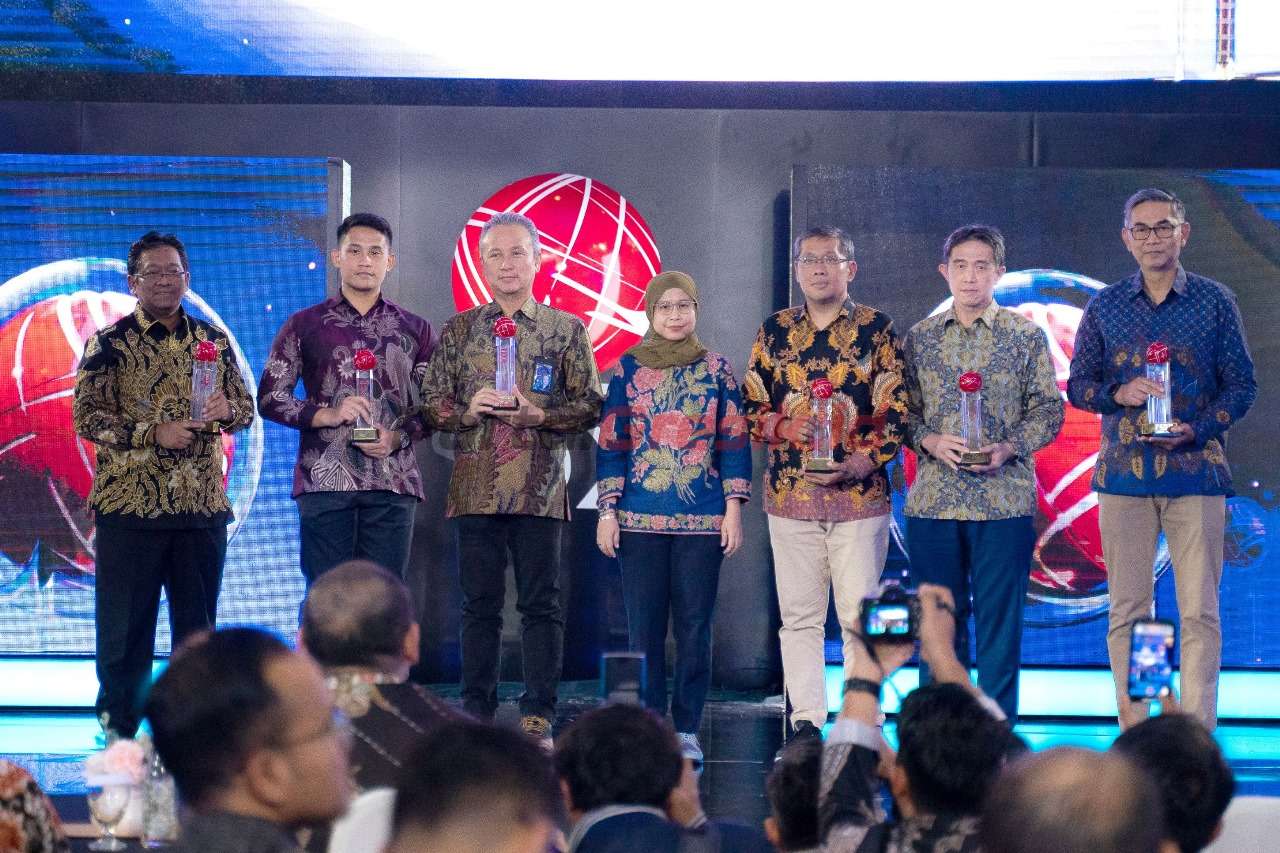 SVP of Human Capital SIG, Sumarlan Wibawa (ketiga kiri) bersama perwakilan perusahaan penerima penghargaan dalam ajang IDX Channel Anugerah Inovasi Indonesia (ICAII) 2023 di Mainhall Bursa Efek Indonesia, Jakarta, pada Rabu (20/09/2023).