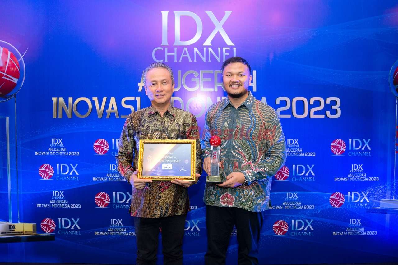 SVP of Human Capital SIG, Sumarlan Wibawa (kiri) bersama Manager of Mining Operation SIG, M. Ardy Zailani membawa penghargaan Anugerah Utama pada ajang IDX Channel Anugerah Inovasi Indonesia (ICAII) 2023 di Mainhall Bursa Efek Indonesia, Jakarta, pada Rabu (20/09/2023).