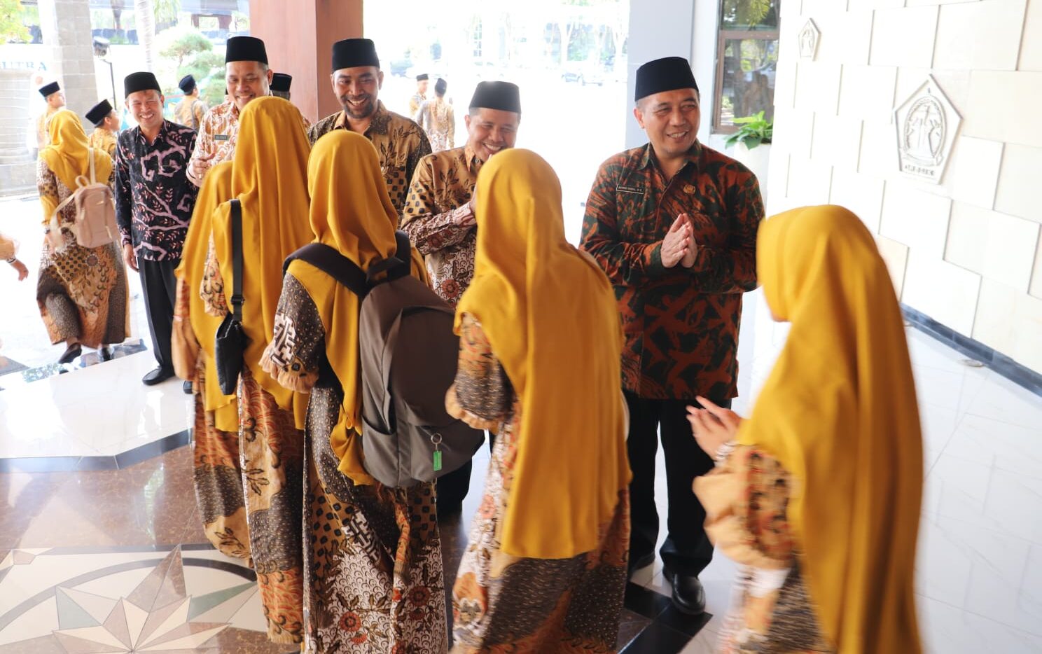 Tim kafilah Musabaqah Tilawatil Qur'an (MTQ) Gresik saat akan berangkat mengikuti MTQ ke XXX tingkat Provinsi Jawa Timur tahun 2023 di Kota Pasuruan.