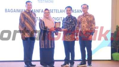 Wakil Bupati Gresik, Aminatun Habibah didampingi Kepala Dinas Pendidikan S Hariyanto saat launcing perpustakaan digital