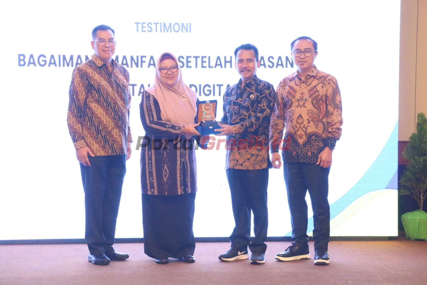 Wakil Bupati Gresik, Aminatun Habibah didampingi Kepala Dinas Pendidikan S Hariyanto saat launcing perpustakaan digital