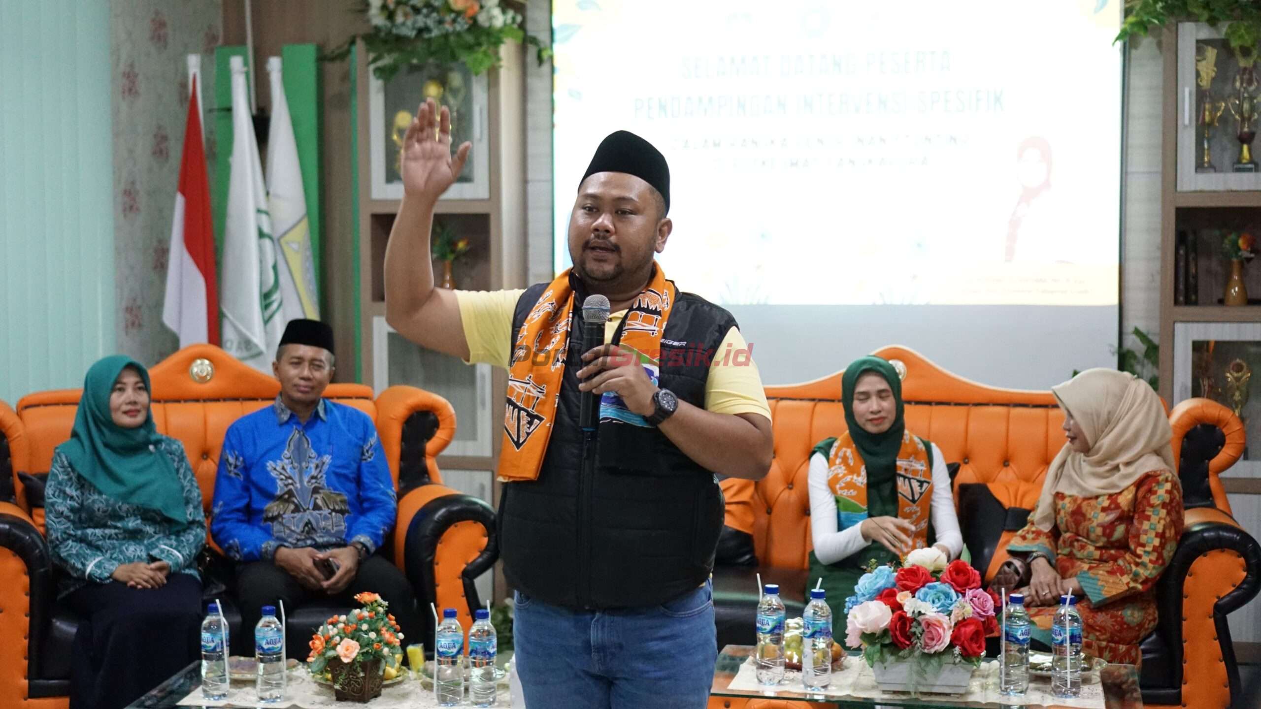 Bupati Gresik Fandi Ahmad Yani saat menghadiri kegiatan di Puskesmas Sangkapura, Sabtu (14/10/2023).