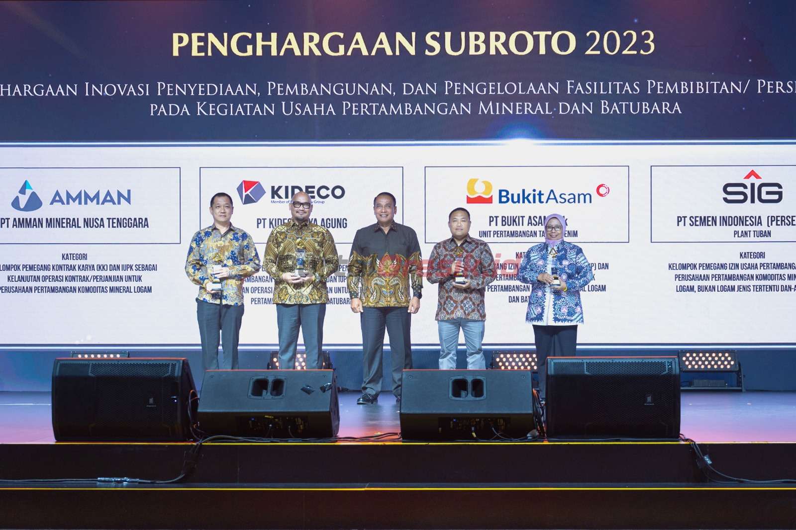 Direktur Operasi SIG Reni Wulandari (paling kanan) bersama perwakilan perusahaan penerima penghargaan pada ajang Penghargaan Subroto 2023 di Kempinski Grand Ballroom, Jakarta, pada Jumat (29/9/2023).