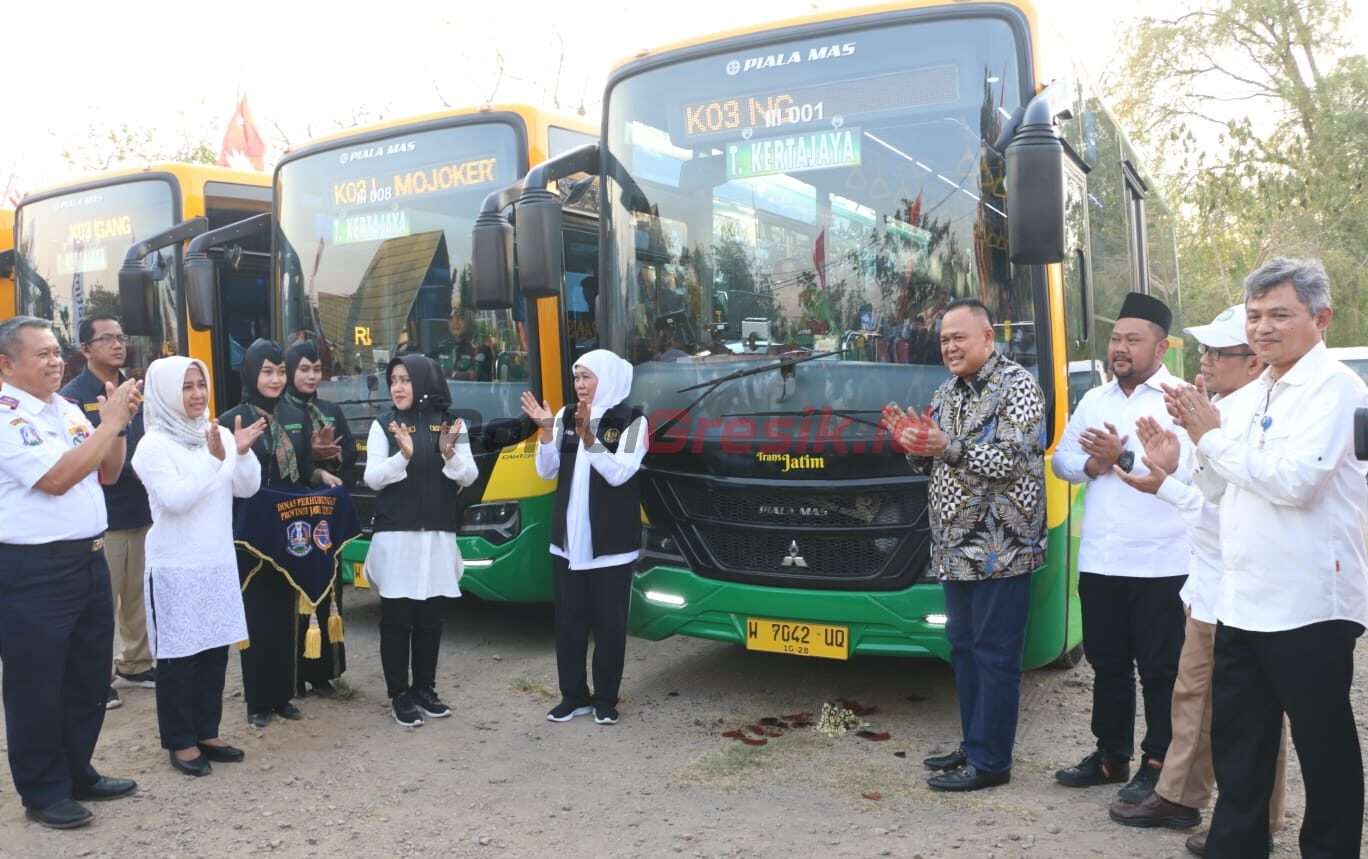Gubernur Khofifah Indar Parawansa saat meresmikan Trans Jatim Koridor III Rute Mojokerto - Gresik, di wisata Bukit Kayu Putih Jetis Mojokerto, Rabu (18/10/2023).