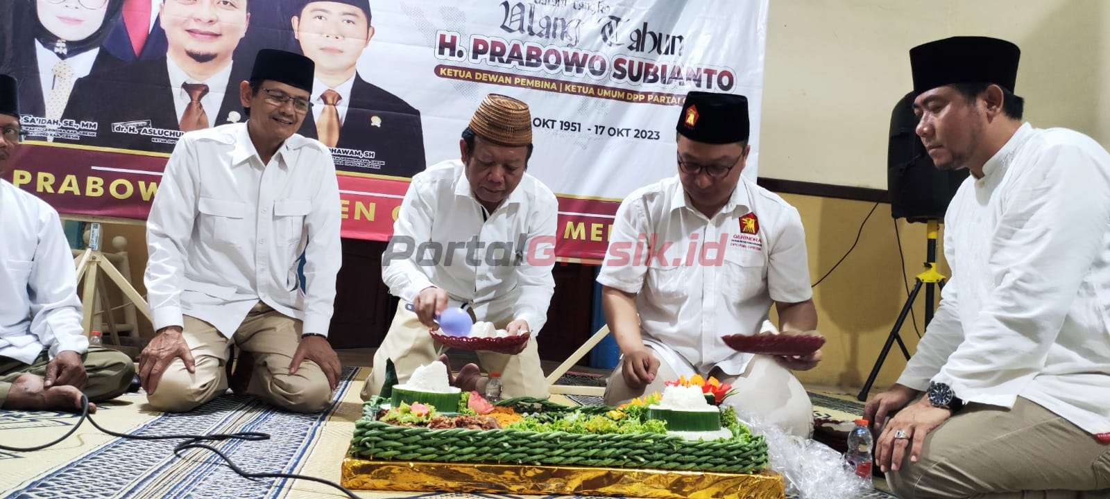 Tasyakuran yang ditandai dengan pemotongan delapan tumpeng ini dihadiri langsung Ketua DPC Gerindra Gresik dr. Asluchul Alif.