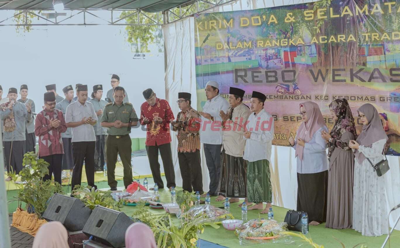 Kades Kembangan, Ngadimin (emoat dari kiri) mendampingi Wabup Aminatun Habibah saat hadir di acara Rebo Wekasan di Dusun Sumber
